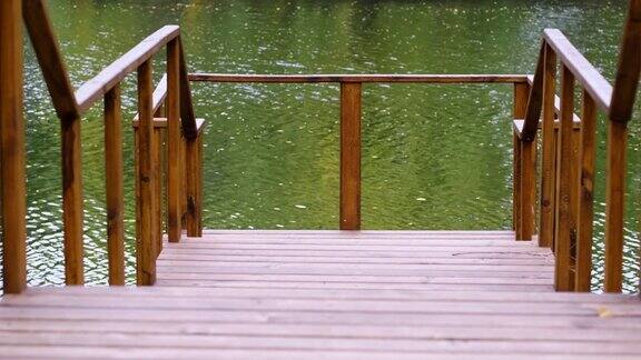 部分木栏杆的空桥在流动的河流背景在美丽平静的夏日宁静没有人