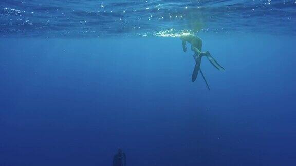 在蓝色的海洋中自由潜水者用鱼叉捕鱼:在地中海的冒险