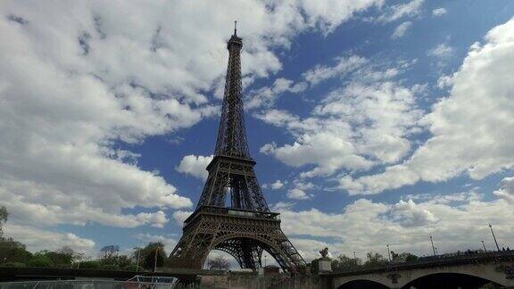 从塞纳河到巴黎的埃菲尔铁塔