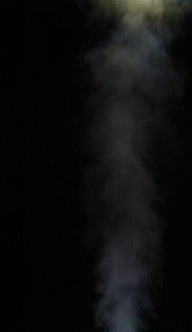 抽象的白色烟雾雾蒸汽云在黑色的背景
