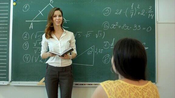 老师在教室里用黑板教数学