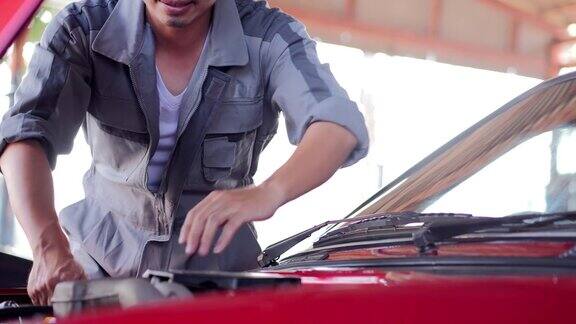 年轻的机械师在车间从事汽车服务、维修、保养和人小型企业