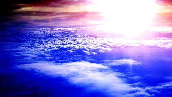 在日落时穿越云层的天上飞行