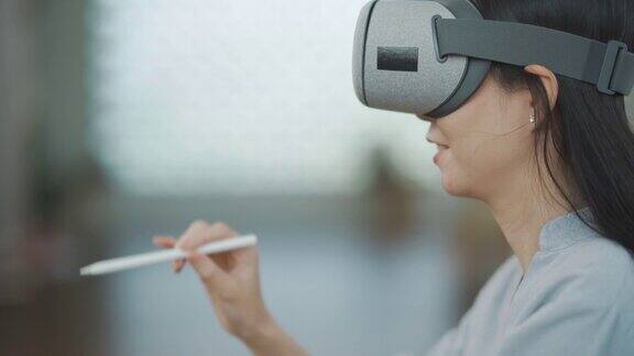超时空戴VR眼镜的女人