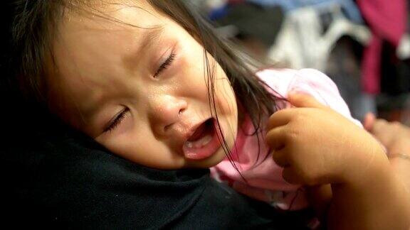 亚洲婴儿与妈妈哭泣