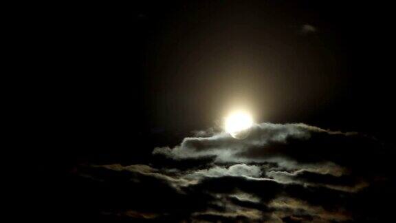 厚厚的积云遮住了午夜的满月神秘的天空天文学