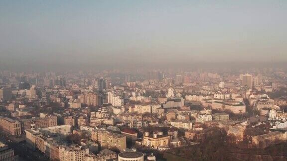 空中俯瞰的城市景观在日出的烟雾