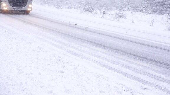 卡车在白雪覆盖的乡村道路上行驶