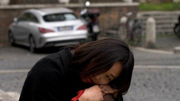 街上一个忧郁的中国女人悲伤的亚洲女人