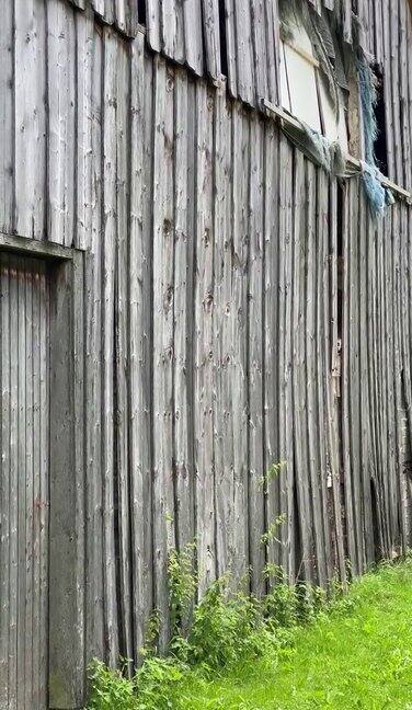 一个旧的灰色的破旧的木谷仓