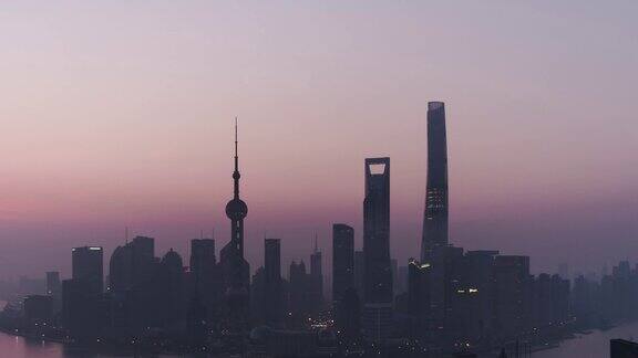 TU鸟瞰图上海在黎明从夜晚到白天上海中国