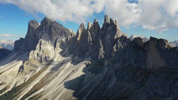 令人惊叹的景色在Seceda峰特伦蒂诺上阿迪杰白云石阿尔卑斯山南蒂洛尔意大利欧洲奥尔德山脉ValGardena阳光下雄伟的Furchetta峰Dolomiti意大利