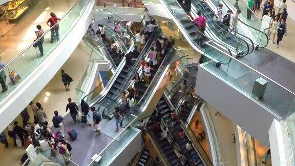 HD:人们在购物中心的自动扶梯上移动