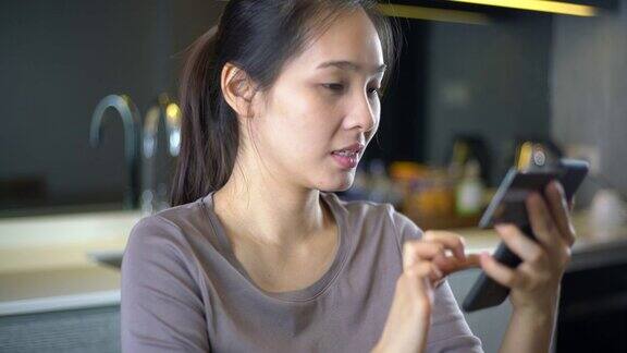亚洲女性在家里用手机网购