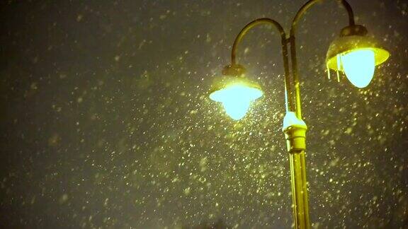 街灯夜雪