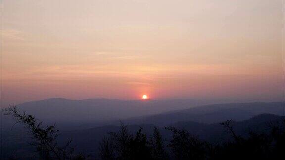 美丽的日落从泰国的山上看
