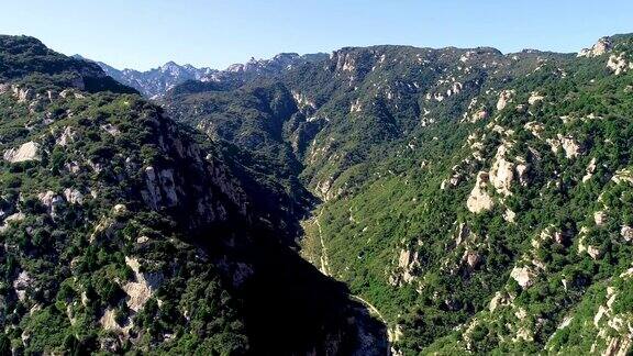 鸟瞰图绿色的山峰与河流