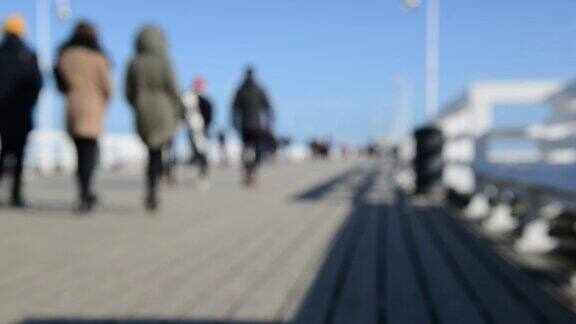 游客在波兰索波特的码头上漫步