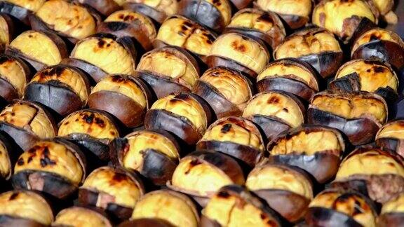 这是新鲜热烤栗子的特写烤栗子伊斯坦布尔的传统街头小吃
