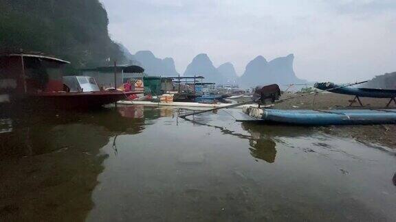 中国广西壮族自治区兴平镇附近的漓江上鸬鹚渔民正准备在夜间捕鱼