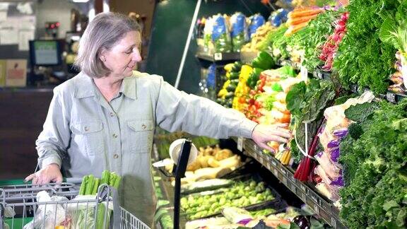 一位老妇人在农产品区买杂货