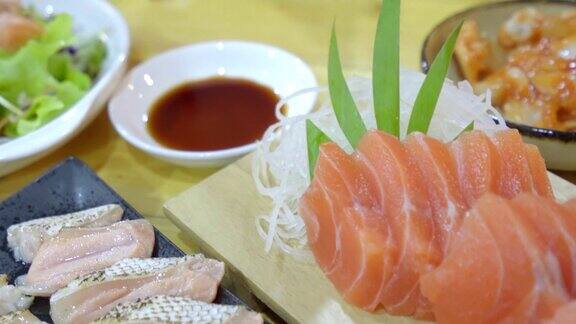 日本食物生鱼片在桌子上