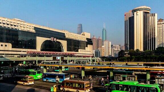 中国深圳2014年11月21日:中国深圳的公交车站就在火车站外面