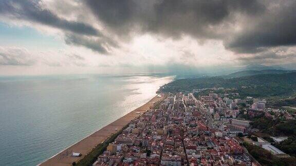 西班牙夏季风暴日巴塞罗那城市海滩湾空中全景4k时间推移