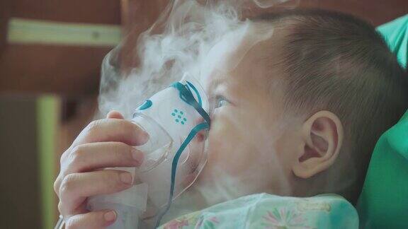 慢动作:用喷雾器治疗生病的婴儿