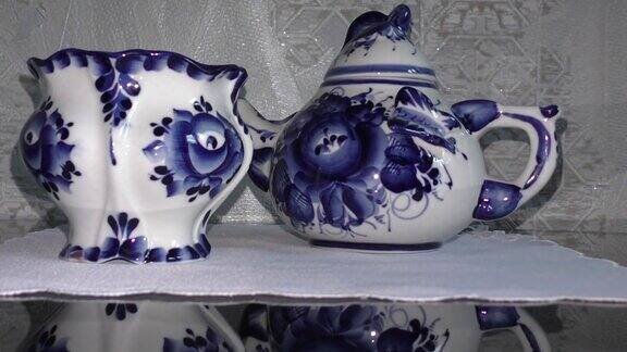 茶壶和茶杯俄罗斯传统格热尔风格的家庭餐具格热尔-俄罗斯民间陶瓷工艺和生产瓷器及俄罗斯民间绘画的一种