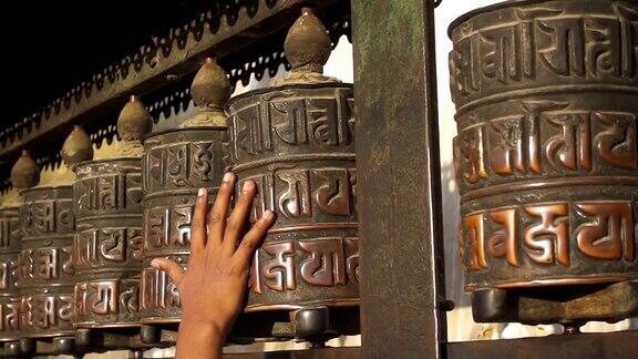 尼泊尔加德满都的祈祷轮慢动作