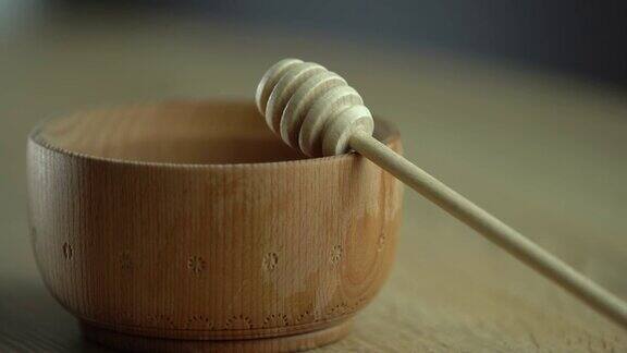木制碗特写镜头健康的有机木制的蜂蜜匙特写