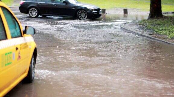 雨水倾泻在人行道上一辆出租车变成了洪水