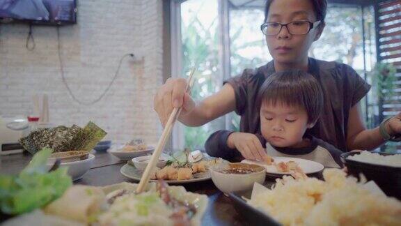 母子俩在一家日本餐馆里吃得很开心