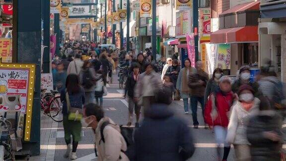 在日本东京品川市游客们挤在Togoshi-giza购物街