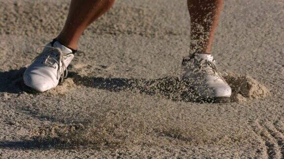 高尔夫球手从沙坑击球慢动作