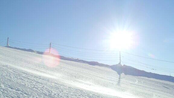 慢动作跟踪完美的雪道与滑雪者雕刻下斜坡