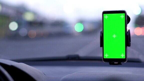 手机在汽车仪表板绿色屏幕上