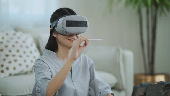 超时空戴VR眼镜的女人