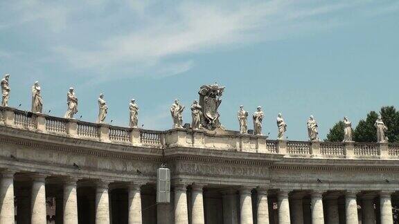 贝尔尼尼的柱廊、圣徒和罗马圣彼得广场上的游客