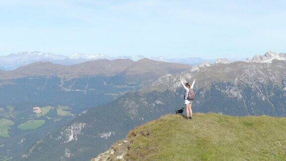 一名年轻女子在白云石徒步旅行庆祝到达顶峰