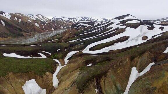 无人机航拍冰岛高地的landmanalaugar景观