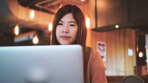 4k视频场景的亚洲女商人在休闲西装工作和咳嗽前笔记本电脑在共同工作空间商业健康和症状