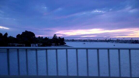 日落大桥上的圣地亚哥湾慢镜头180帧秒