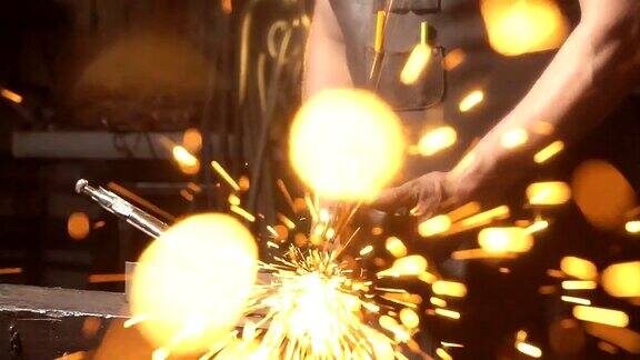 磨床切割金属时产生的火花慢动作