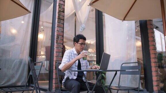 亚洲人在户外工作在户外就餐