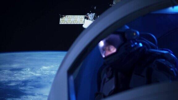 宇航员向宇宙飞船窗外望去