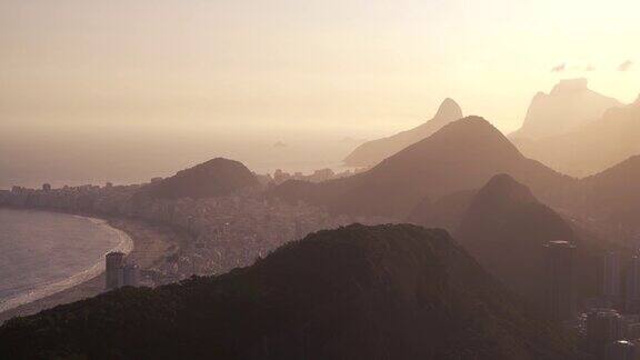 巴西里约热内卢美丽的金色日落时刻