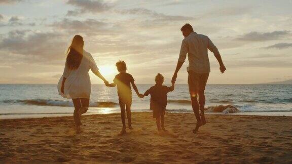 日落时海边牵手奔跑的家庭