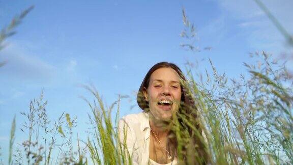 草地上快乐的年轻女子